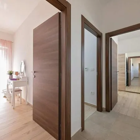 Milica Near For 8 People With Private Pool & Kids Playground - Pet Friendly