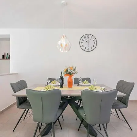 Milica Near For 8 People With Private Pool & Kids Playground - Pet Friendly *